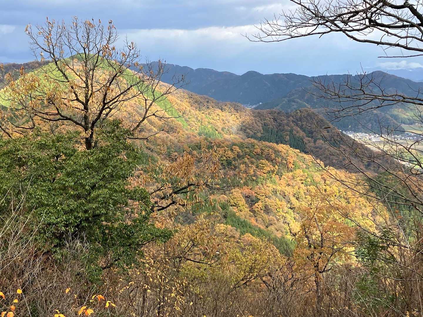 三里山も紅葉。
こんどは三里山まで足を伸ばしてみたいなぁ