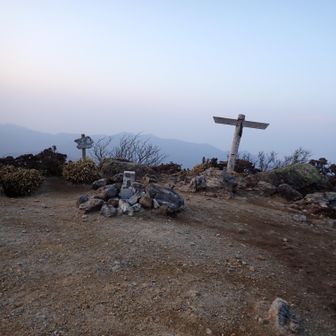 三嶺に到着！二百名山５５座目、三つの畝(土を盛り上げた場所)という意味で、山の形が素晴らしいとのこと。様々な角度から山の形の変化を楽しめたと思う。