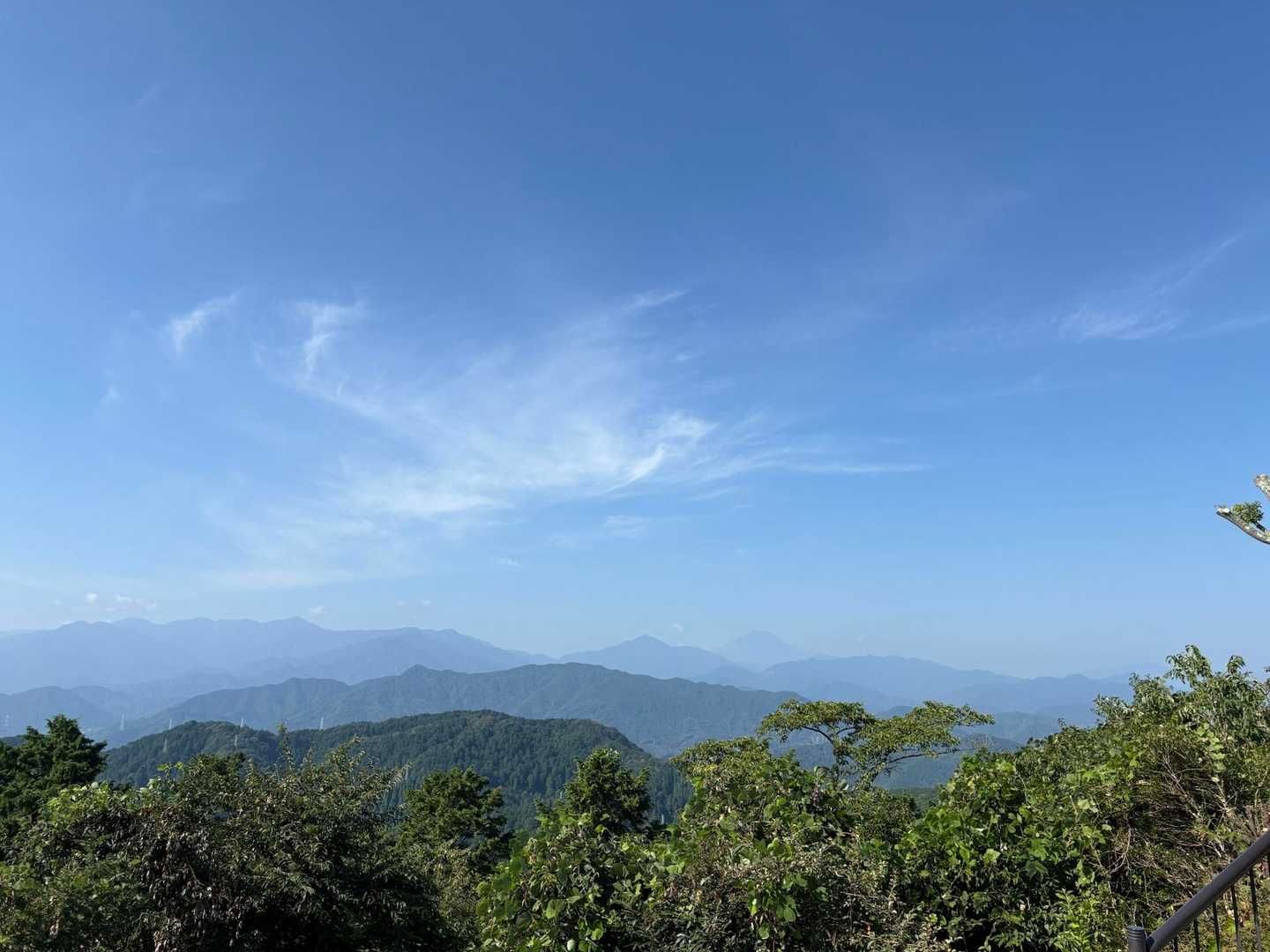 初めて高尾山から眺めた景色で山の名前を言えるのは富士山だけでした…
登って知る山の名前、少しづつですが増えてきました😊