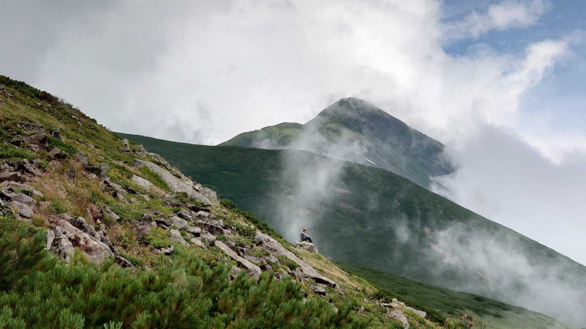 オプタテシケ山と佇む男性

ヒトが写るだけで写真の雰囲気が良くなりますね

この方は天気が悪いのでオプタベベツ岳で引き返したとのことです

