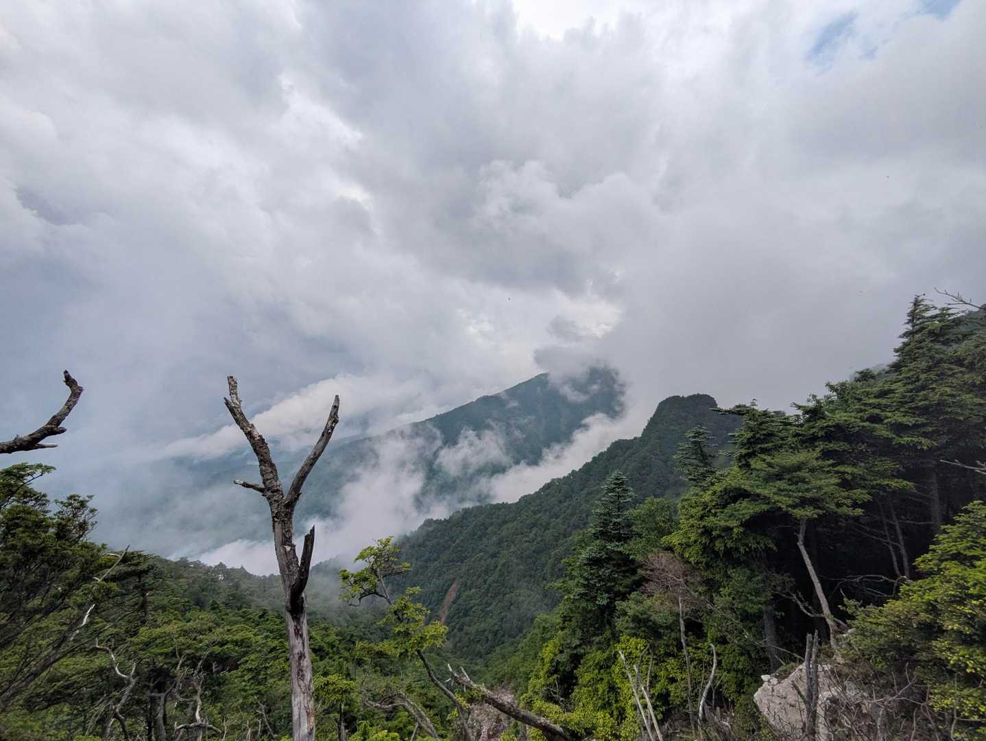 おお！山にかかる水蒸気が見事！