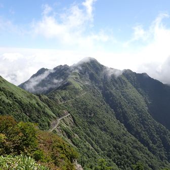 石鎚連峰にもガスがかかっている。」