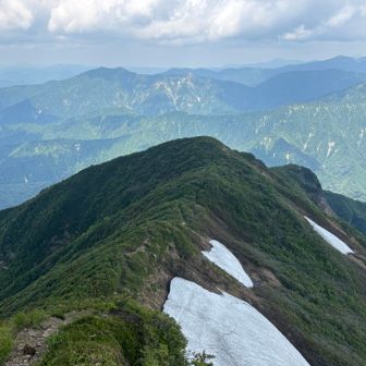 山頂で楽しむ食事を持ち合わせてなく、少し休んで下山。