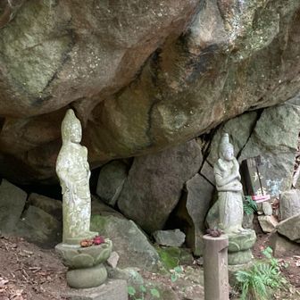 信仰の山だね
岩を傷つけてはいけないね