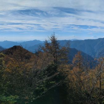 急登を越えて三ツドッケ山頂到着。
絶景です😍