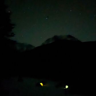 遠くに阿弥陀岳？かな？