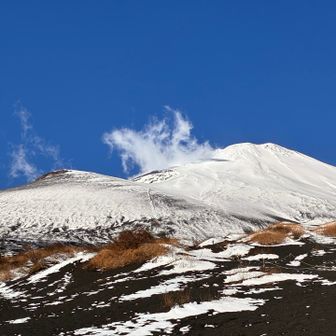 宝永山と富士山頂🗻