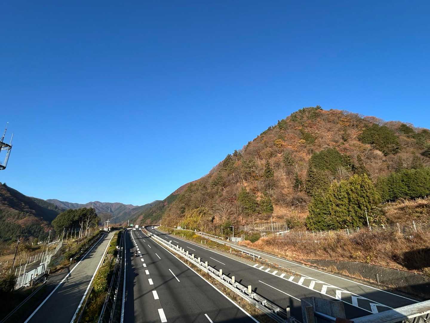 登山口までの車道歩きでは、東名高速の上の歩道を通過します。
