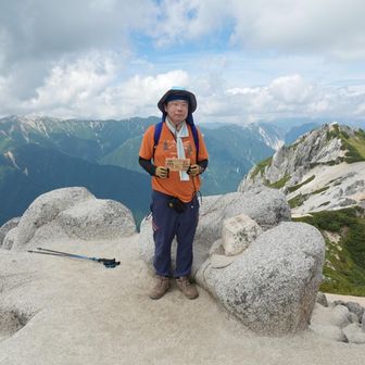 山頂にて。右側に見えるのが北燕岳。今日はそこまで行ってみよう