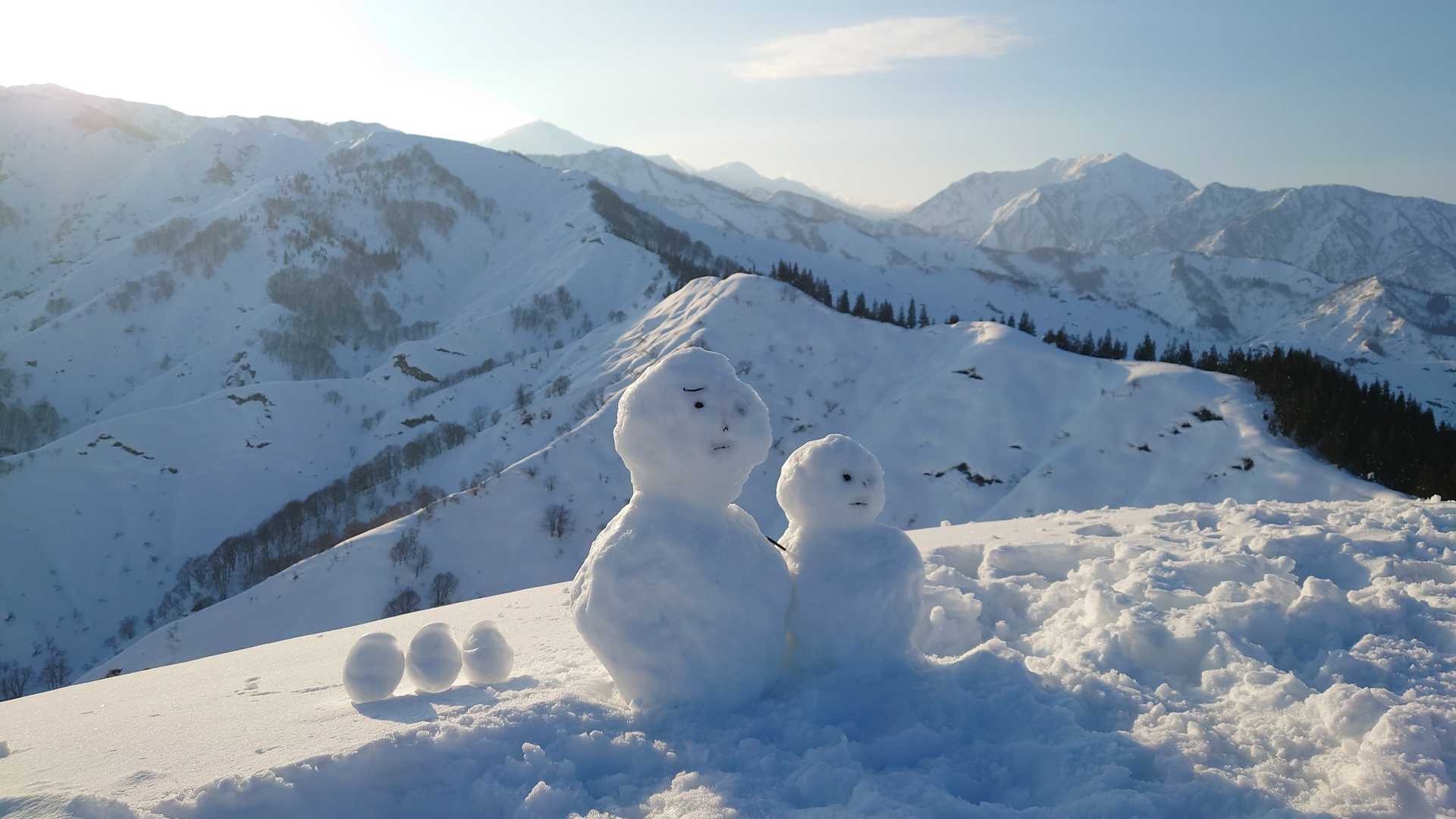 山頂で雪だるまと達磨が待っててくれました😭