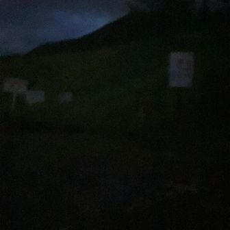 暗いですが、登山口です