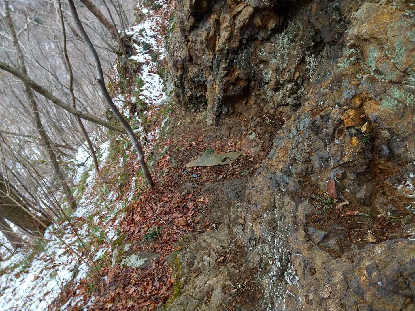 ここで寝泊まりしたのかな🤔
奥に続く崖沿いの道が気になる！
