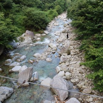 粛々と下山し、ようやく尾白川が見えて一安心
下山途中、着いたら川に足を漬けてクールダウンしようかなぁとか考えてましたが疲れ切って駐車場に直行しました💦
いつもの事ですが下山路はホント長～く感じますね😅