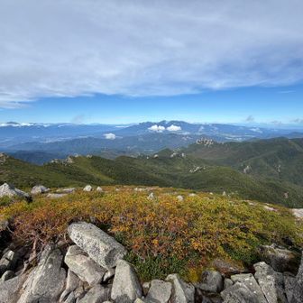 瑞牆山や北アルプスを臨む