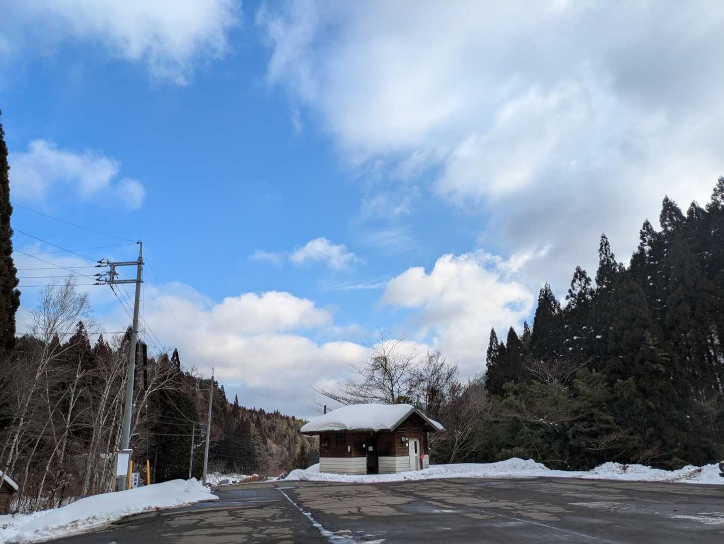 駐車場からも青空💙✨前回比婆山は吹雪いていたので、これは素敵な雪山が期待出来ます🥰
トイレは使っていませんが、水が流れたら使用出来ますと書いてありました✨
