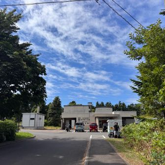 フェリーの時間までここで休みたかったけど、腹減ったので街まで降ります。