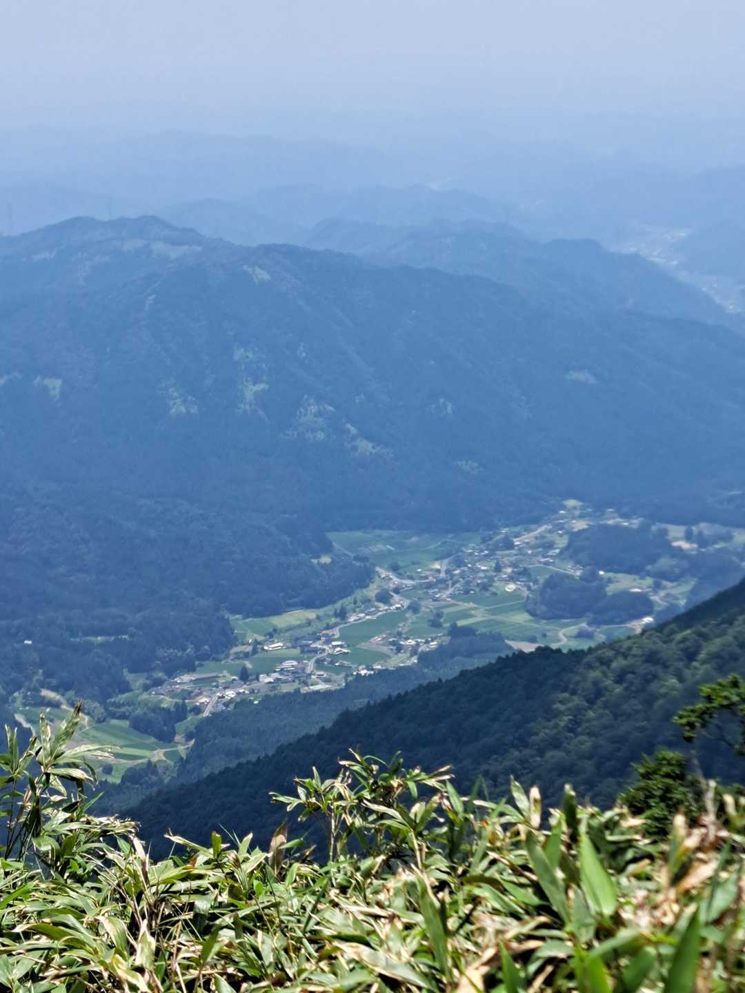 下山地域の後山集落方面を捉えています
手前に見えている急斜面の樹林帯ルートを下山道で利用しました。