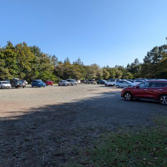 🅿️にはまだたくさんの🚙が駐車してます😀
登りは辛く大変だったけど　久しぶりに山頂からの眺めを楽しむ事が出来ました😊
岩手山は他にもコースがあるので　気軽に登れる様な脚力と持久力を付けたい😊
