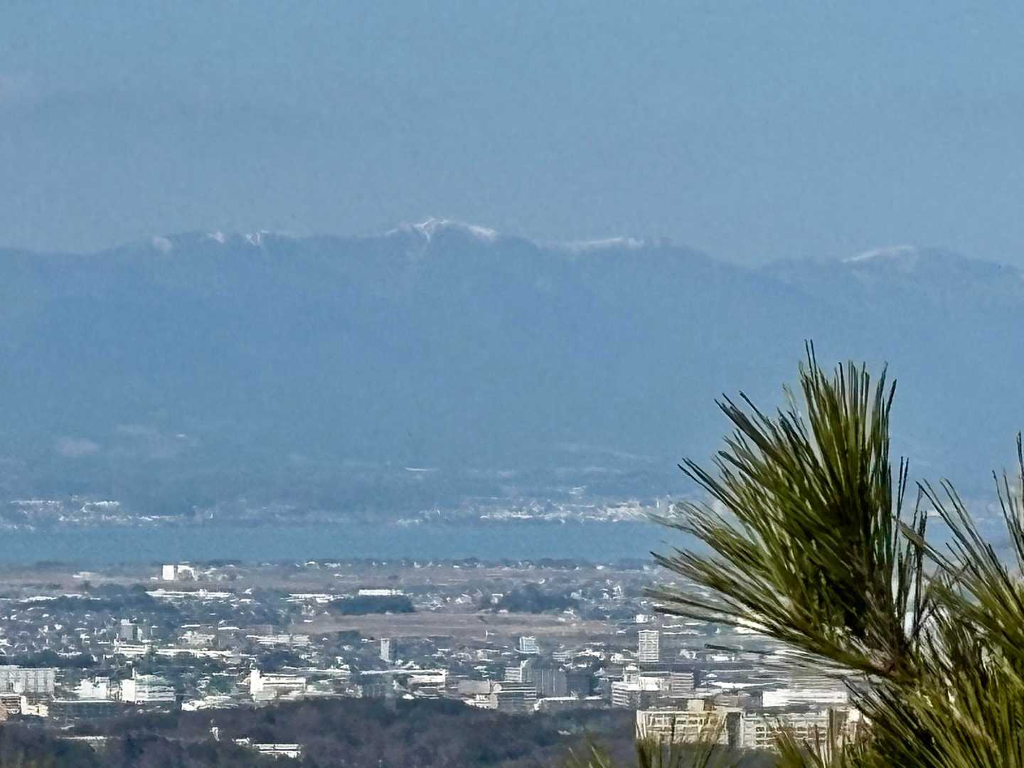 冠雪した蓬莱山、武奈ヶ岳が見えるけどだいぶ雪が❄️少な目

👩このところの暖かさで溶けたのかな