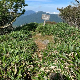 山頂の様子。テラスは、正面方向へ