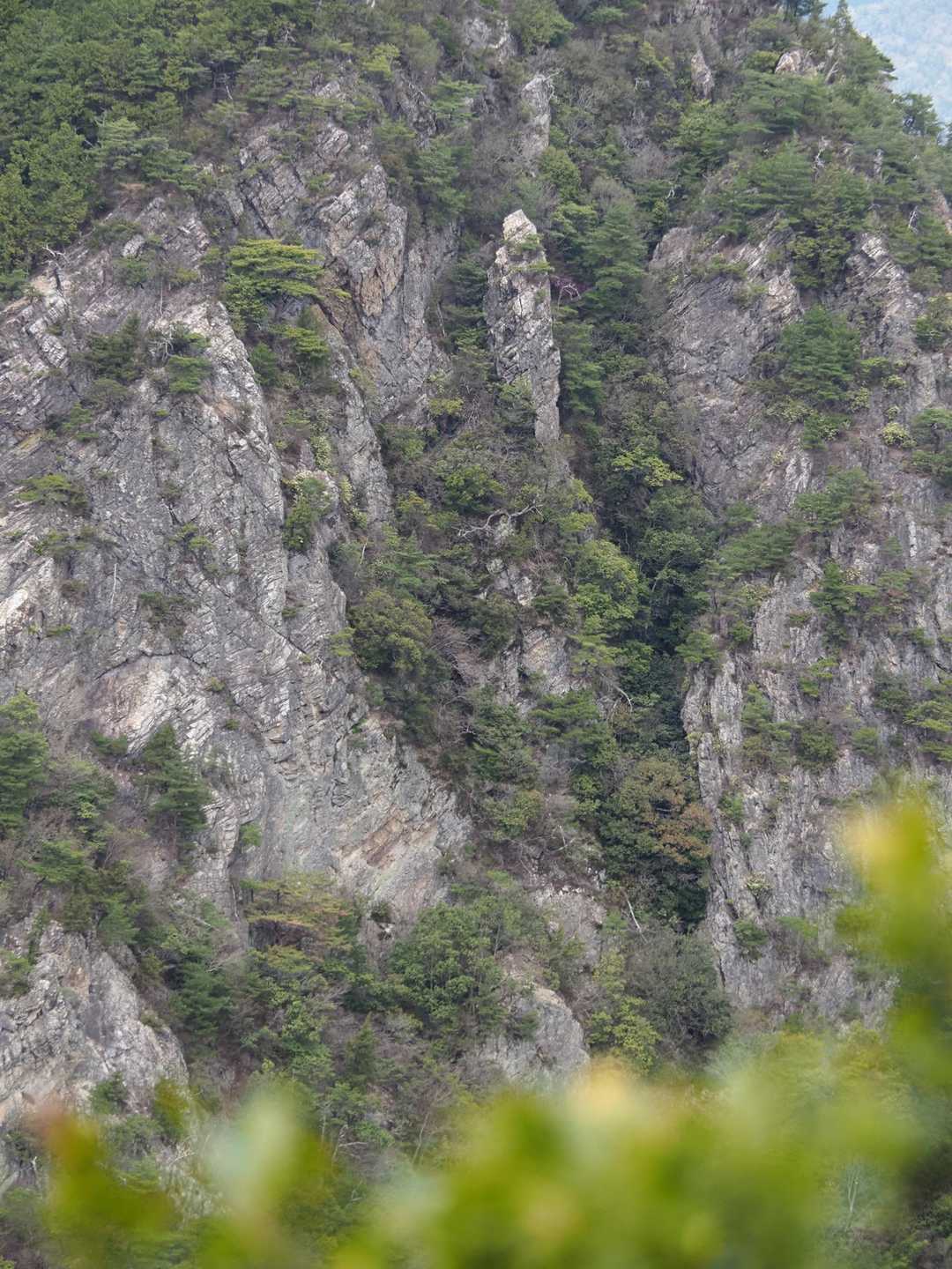 東峰の岩壁
クライミング🧗するところなのかな？すごい💦