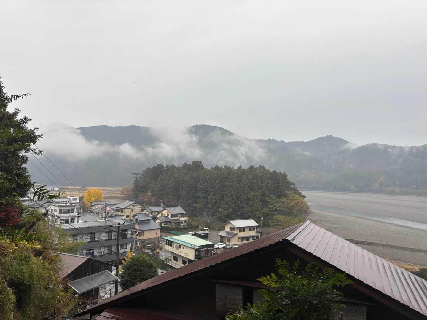 あぁ〜熊野本宮大社旧社地「大斎原」がみえてきた。デカい鳥居⛩️の一部が見えてますね