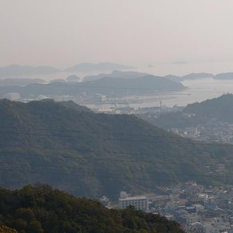海と島が幾重にも見える景色
次は、澄み渡った日に来たい (-_-)