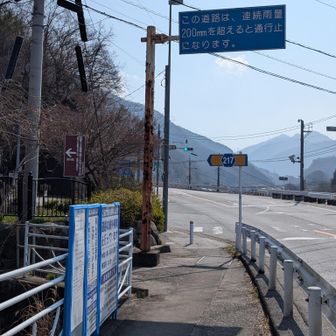 この信号を左に曲がります。