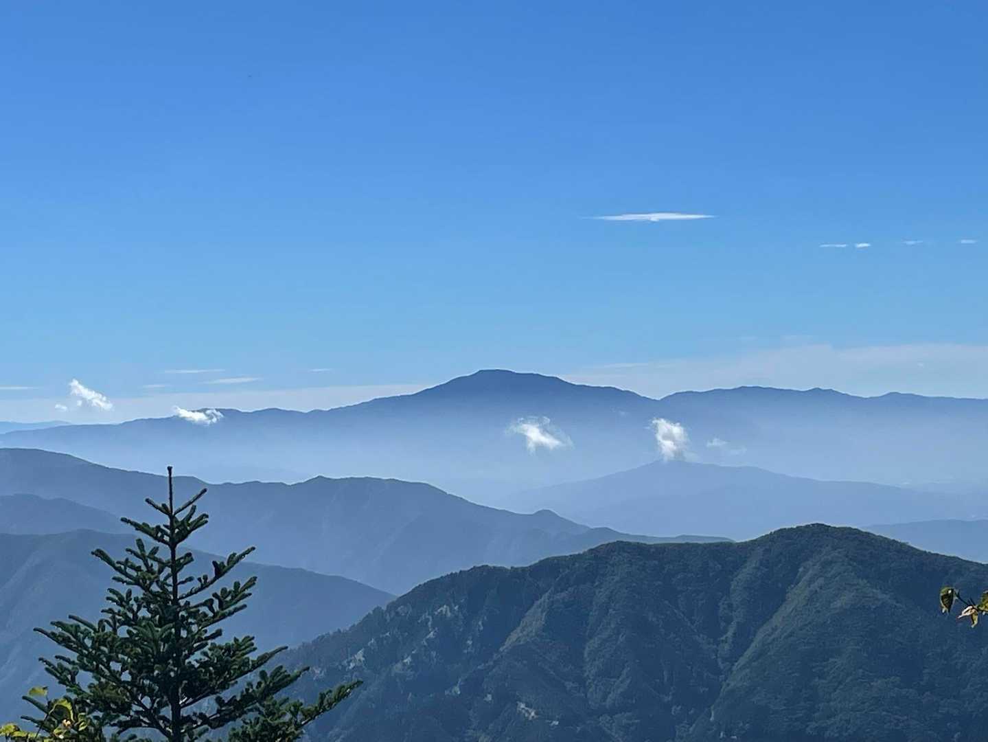 恵那山

兜岩まで来れば、やっと稜線🤭
ここから頂上までユルユルの歩きやー(´∀`,,人)♥*.
なーんて思ってましたよ、この時は・・・