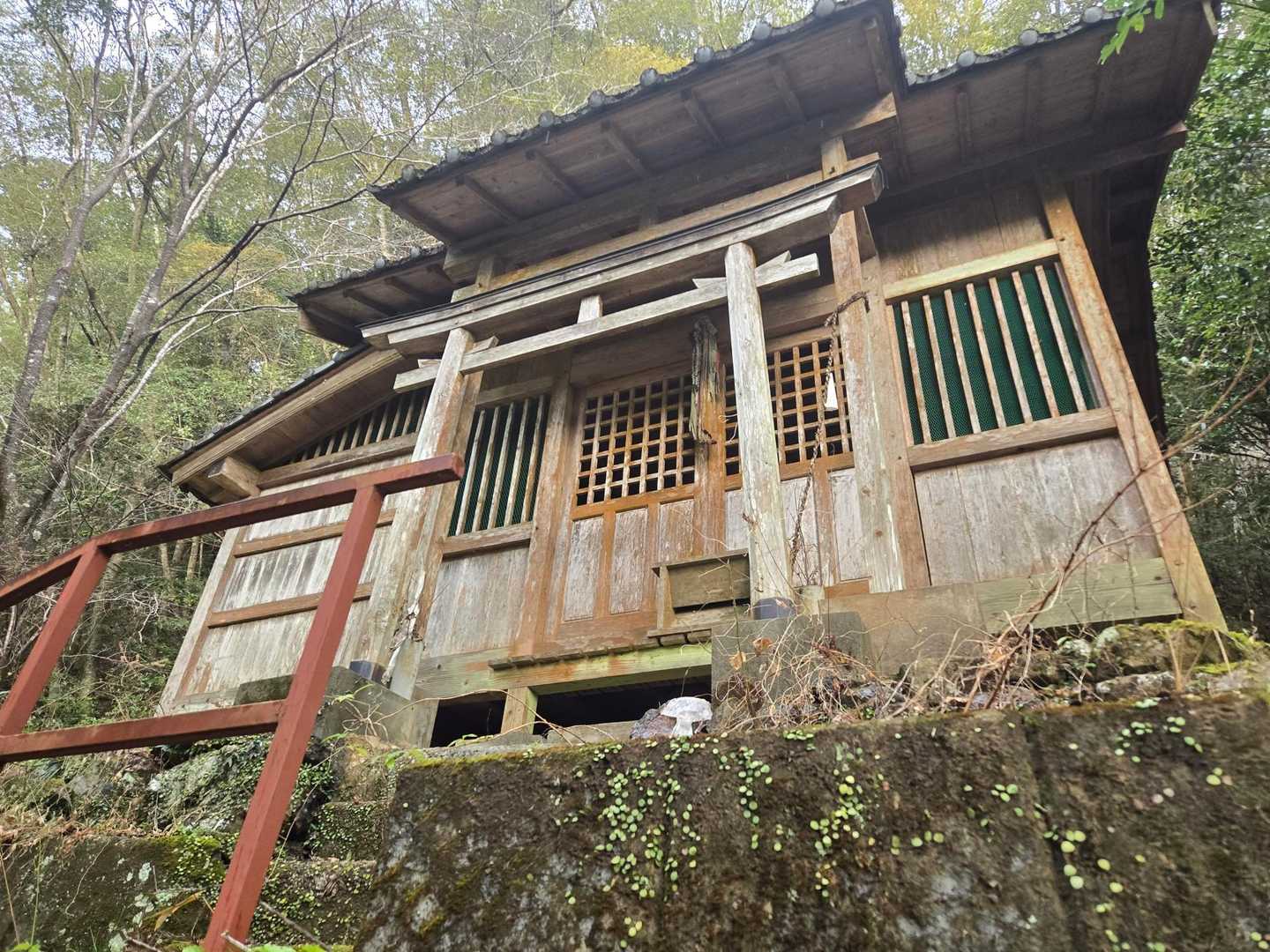 神社に挨拶して