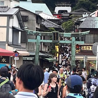 江の島は観光客でいっぱい