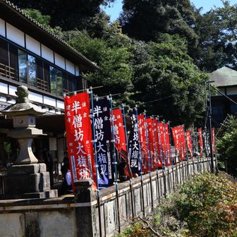 北条時頼が1253年に創建した建長寺。鎌倉五山第一位を誇る禅寺で、現在の三門は江戸時代の再建。鎌倉幕府と禅宗の深いつながり