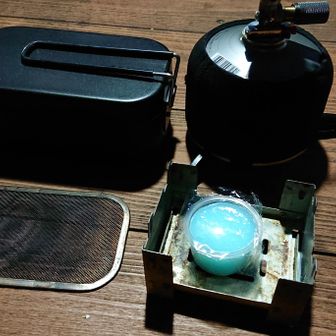 ご飯はメスティン、ダイソーコンロ&バーナーパッド
風の影響にかなり弱い