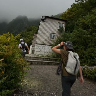 黙々と階段登って
6合目避難所到着〜💨