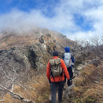 昭和のスポ根時代の高校山岳部
登山用品は推して知るべし、過酷な試練を共に耐え抜いたお二人の背中について歩けるなんて✨