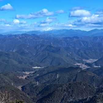 奥に冠雪した南アルプスが