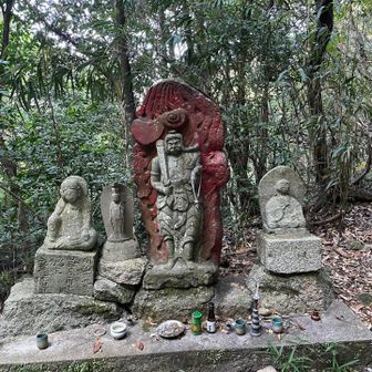 歴史を感じる不導明王などの石仏（修験道の行場跡）に手を合わせ、道中の安全を祈願します。