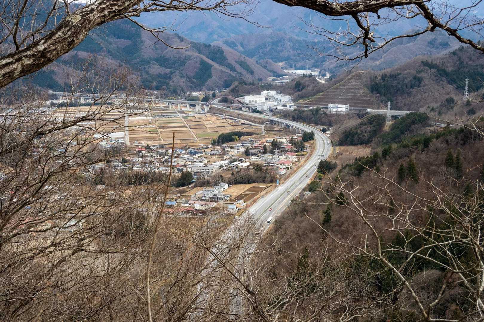 一息つきながら
時々見える少ない景色をみて、