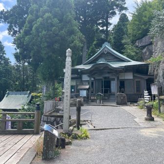 弘法寺（弘法大師堂）です。空海が１９歳と４９歳の時に修行したと伝えられる場所です。このお堂の中に修行したと言われている岩の隙間があります。井戸を掘って水が出てきて、そのお水を飲むことを出来ます（調子を落としたペットが元気になったそうです）。お堂に上がると親切に色々ご教示いただきました。