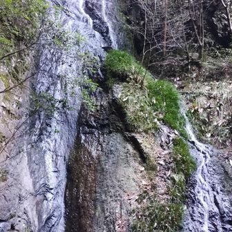 南天の滝。滝の頭上から音の響きが聞こえる。何だろう。