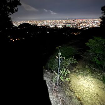 景色いいけどザレ場多いんすよね、滑りそうで怖い