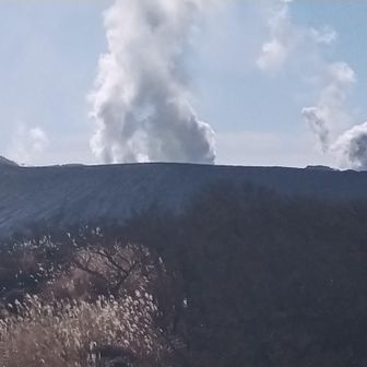 大幡山から望む新燃岳は噴煙を2つ上げています🧐