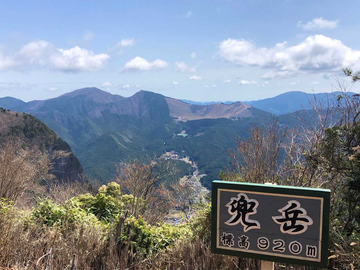 兜岳山頂920Mからの眺め

曽爾高原  二本ボソ  倶留尊山方面⛰️⛰️⛰️