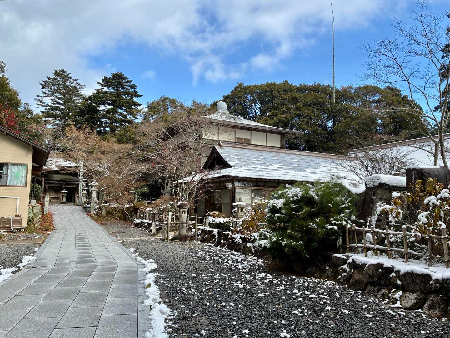 極楽寺は綺麗に除雪されてます。