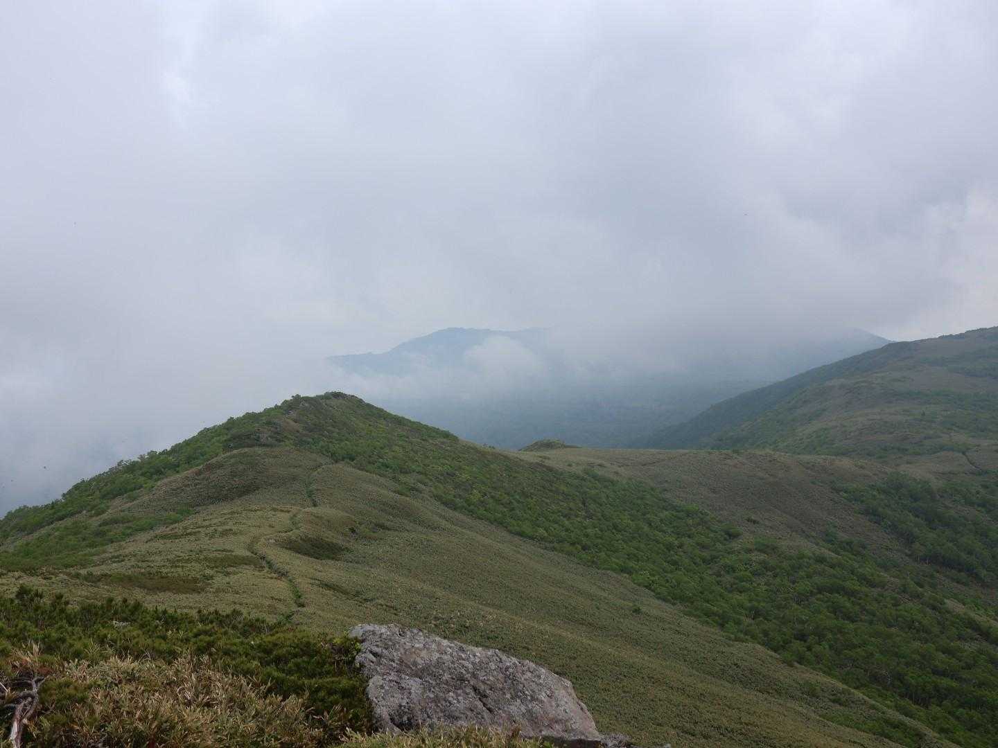 廻りはガスで眺望無し…
　涼風で汗冷えするので側下山…😅💦