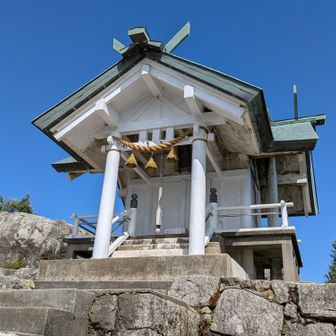竈門神社上宮（山頂829m）
苦労が報われる瞬間
宝満ブルーに映える白亜の社殿がお出迎え
※綺麗になってる😳と思ったら、先週、楞伽院（りょうがいん）山荘の小屋番さんやフォロワーさんらが、新しい山頂標識の設置とともに補修されていました。いつもありがとうございます🙏