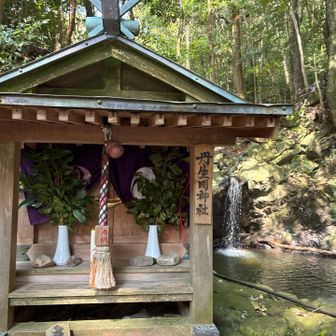 こちらに平安時代に作られた貴重な像が祀られていたとのことです。

今はレプリカが置かれています。

奥に見えるのは音無の滝です。