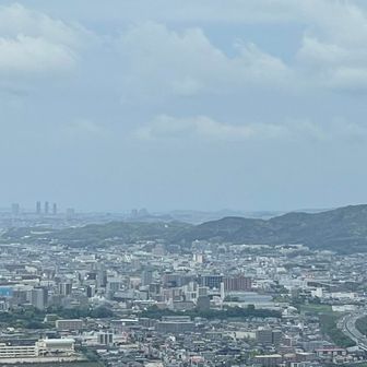 写真左に昨日の東区の花火大会のあった照葉の
マンション群が見えてる