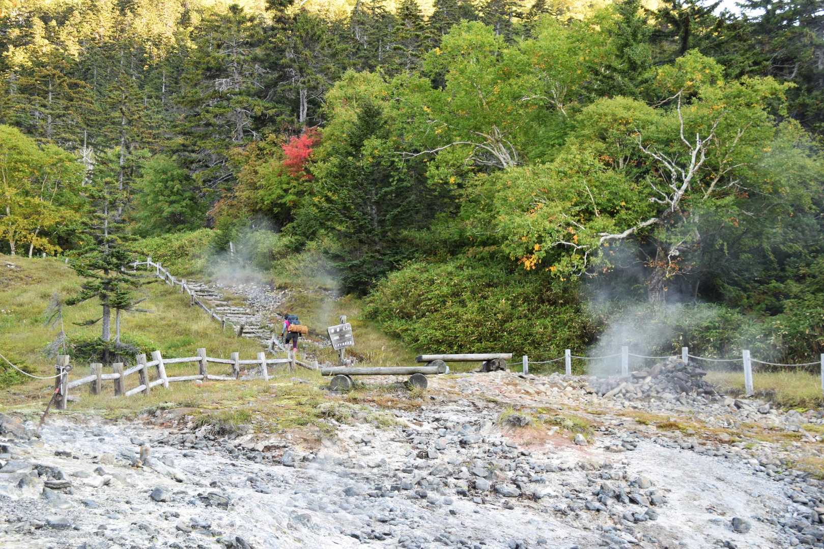 土留め用麻袋3枚を
白雲避難小屋へ歩荷する
登山者多数見かける