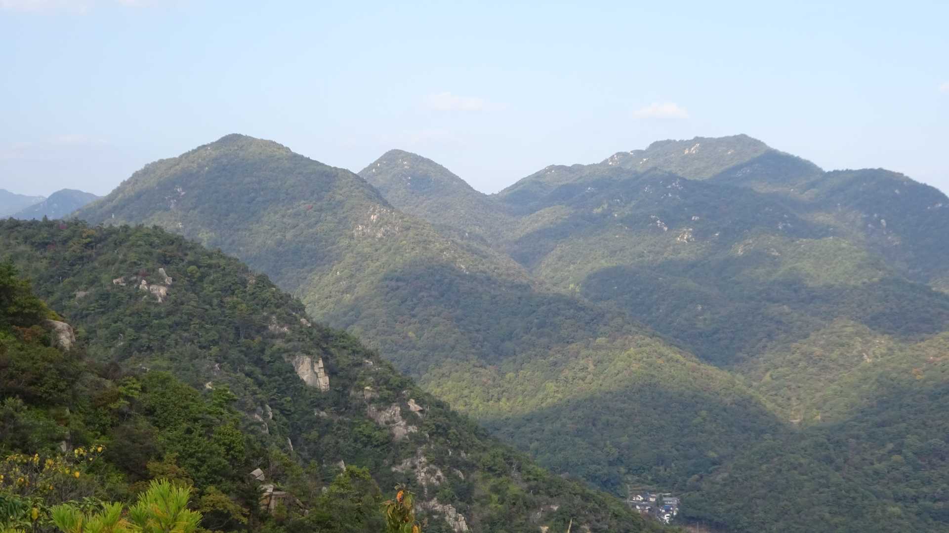 経小屋山（右）